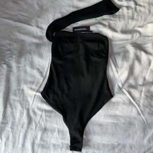 PRETTY LITTLE THING - black asymmetrical body suit
